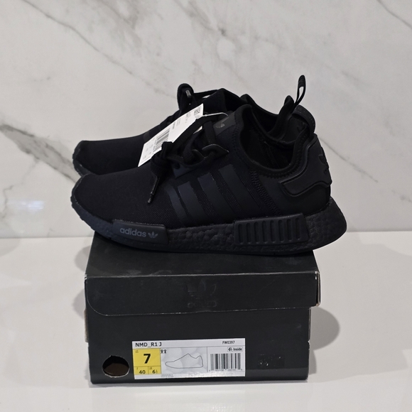 Adidas | Black Sneakers Unisex Size W7 - Picture 2 of 10